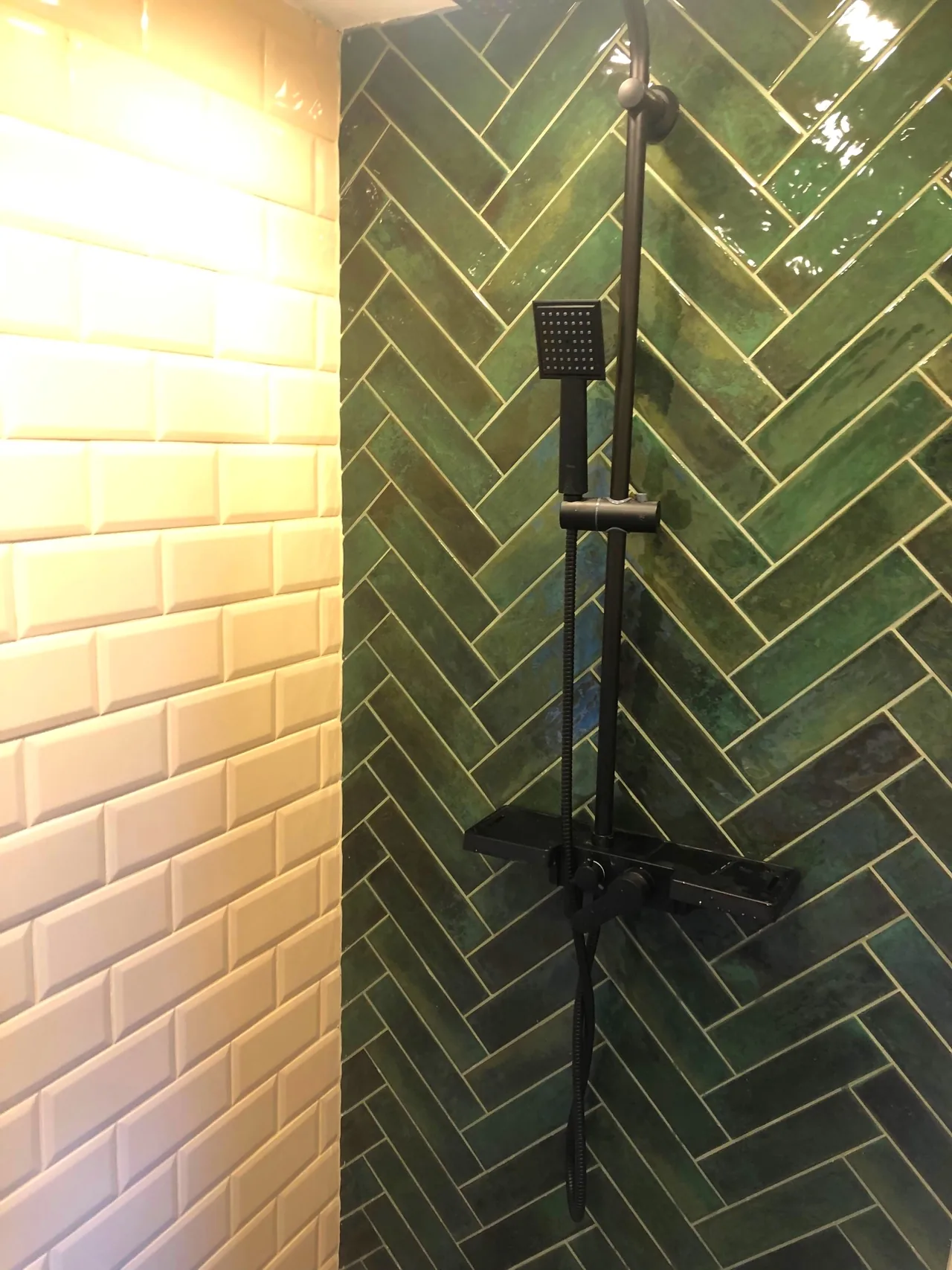 Zöld mázas design csempe és antracit esőztető zuhany