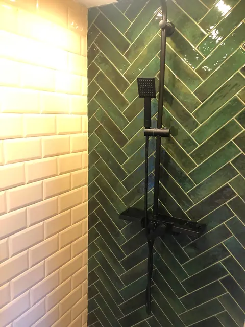 Zöld mázas design csempe és antracit esőztető zuhany